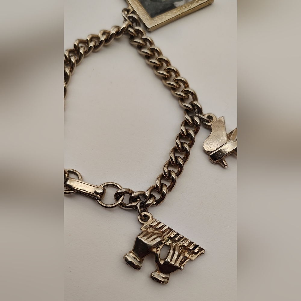 Liberace Vintage Silver Tone Charm Bracelet w/ Charms - Picture 3 of 16